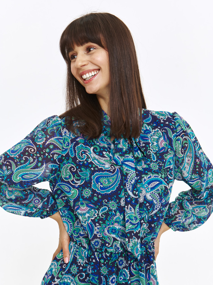 Długa niebieska sukienka z nadrukiem paisley