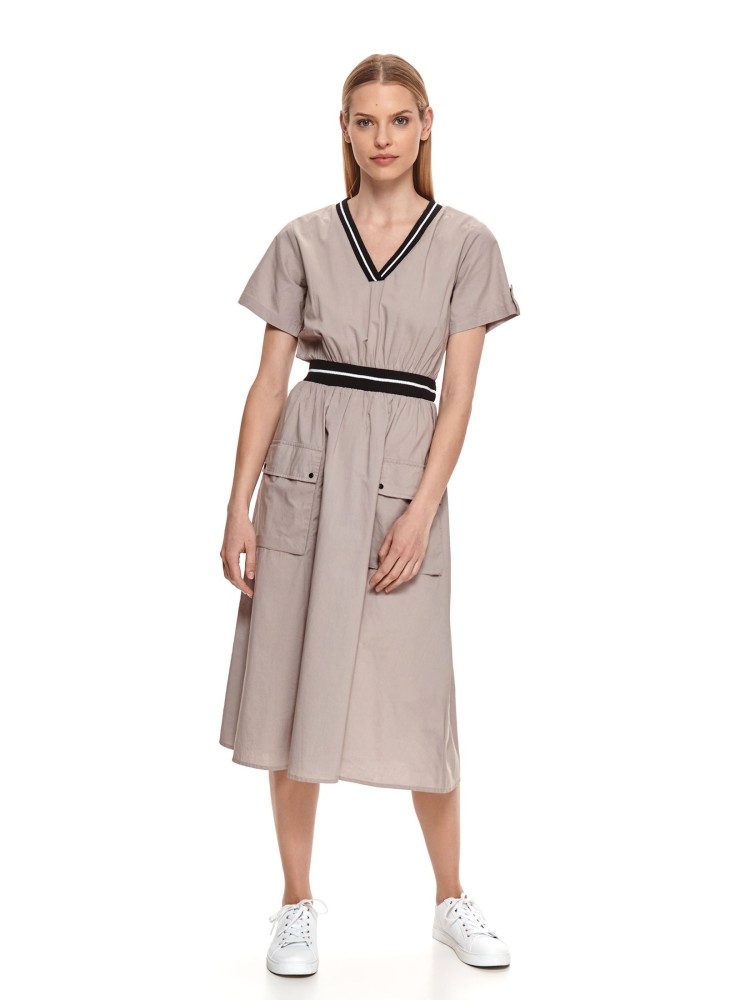 Sukienka midi z dekoltem w serek i naszywanymi kieszeniami