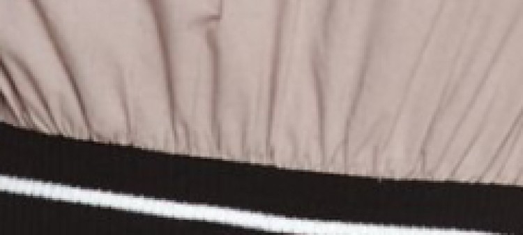 Sukienka midi z dekoltem w serek i naszywanymi kieszeniami