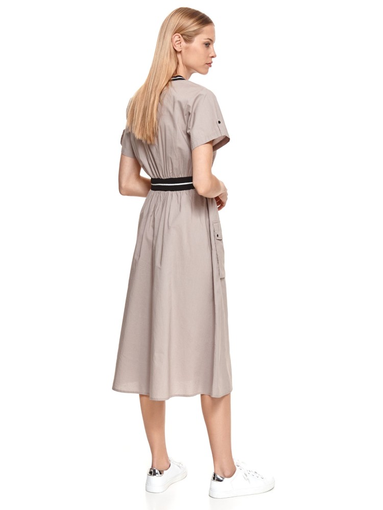 Sukienka midi z dekoltem w serek i naszywanymi kieszeniami