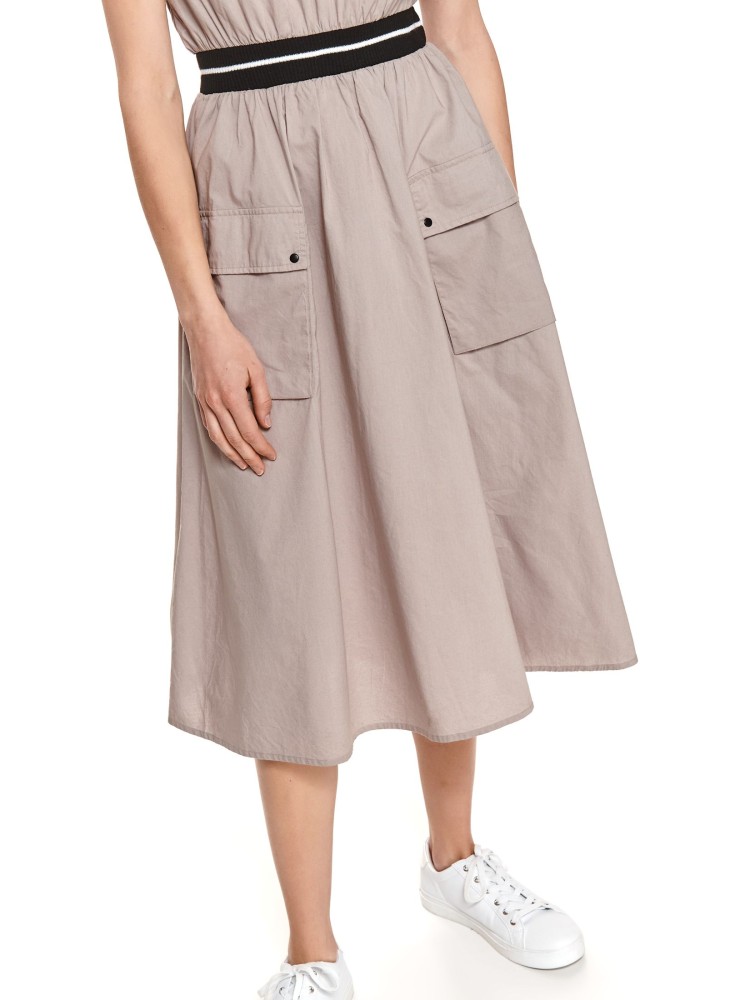 Sukienka midi z dekoltem w serek i naszywanymi kieszeniami