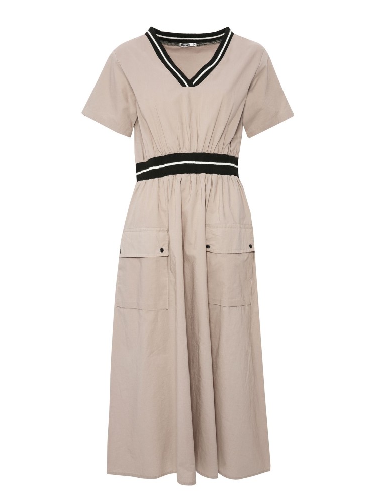 Sukienka midi z dekoltem w serek i naszywanymi kieszeniami