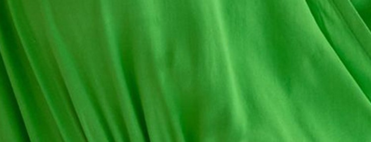 Gładka sukienka z ozdobnymi cięciami