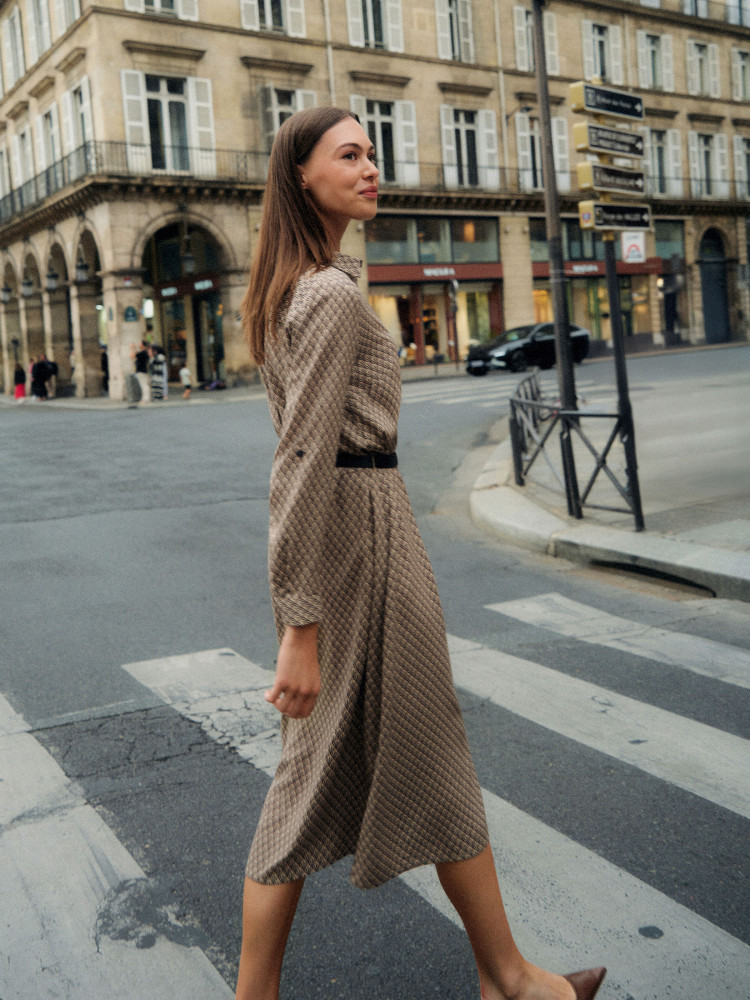 Elegancka wzorzysta sukienka 