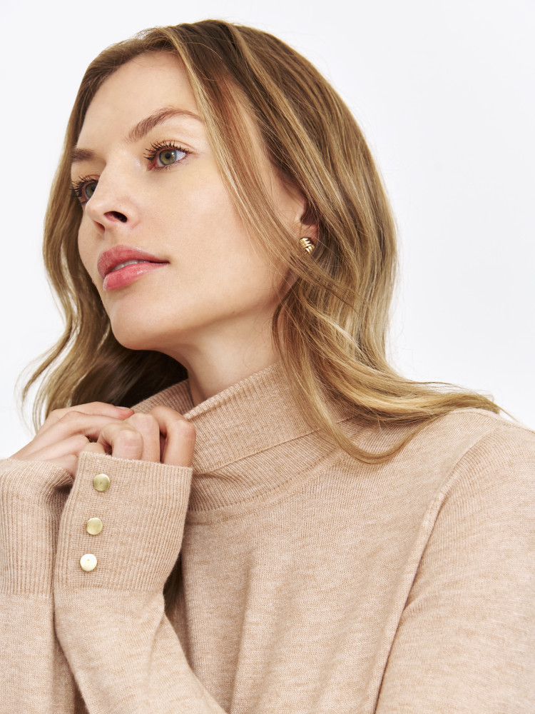 Beżowy golf ze swetrowej dzianiny