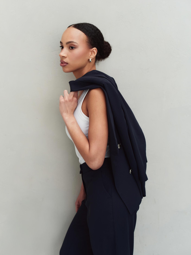 Granatowy dwurzędowy żakiet 