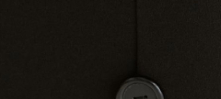 Czarna ołówkowa spódnica z guzikami