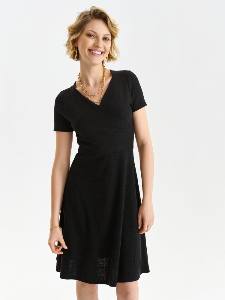 Rozkloszowana czarna sukienka