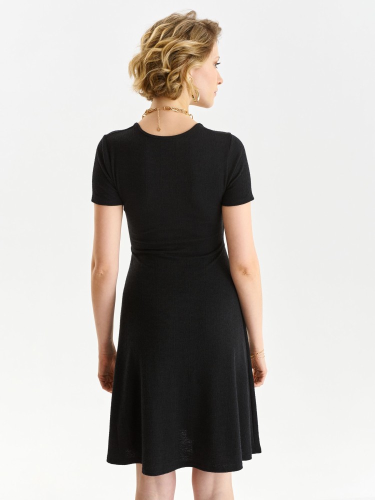 Rozkloszowana czarna sukienka