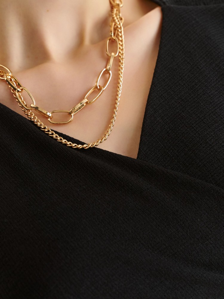 Rozkloszowana czarna sukienka