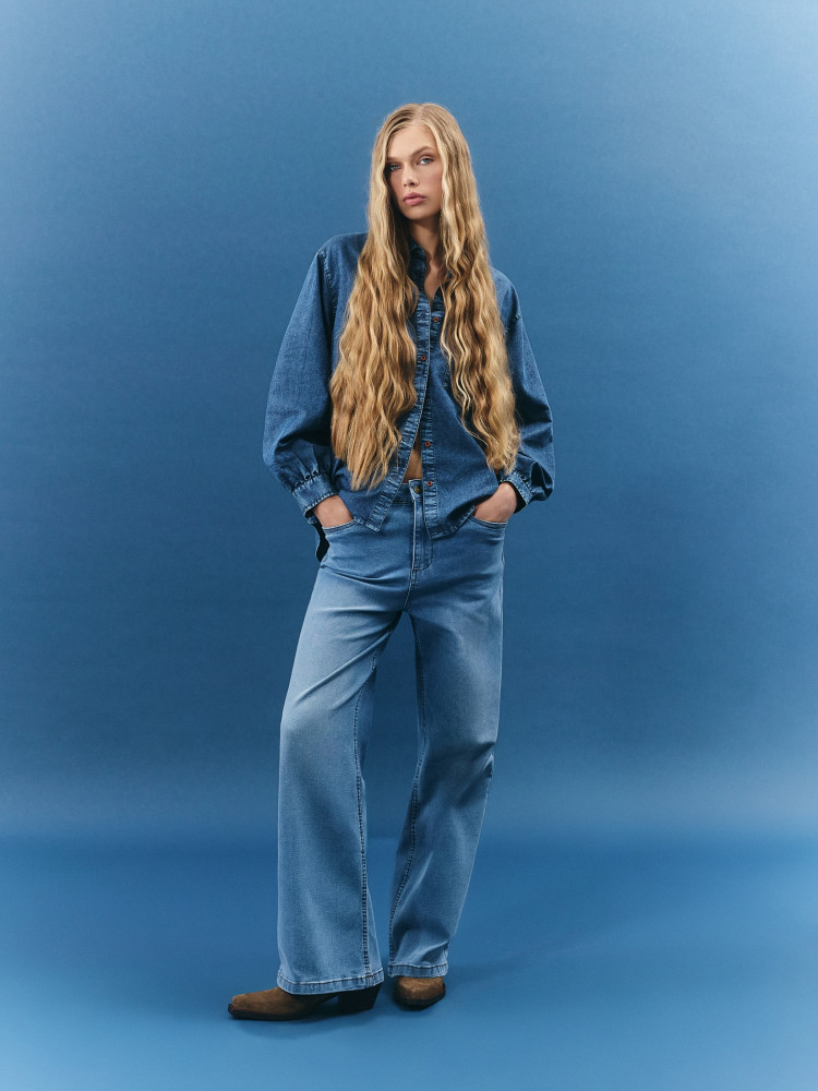 Jeansy wide leg z aplikacją 