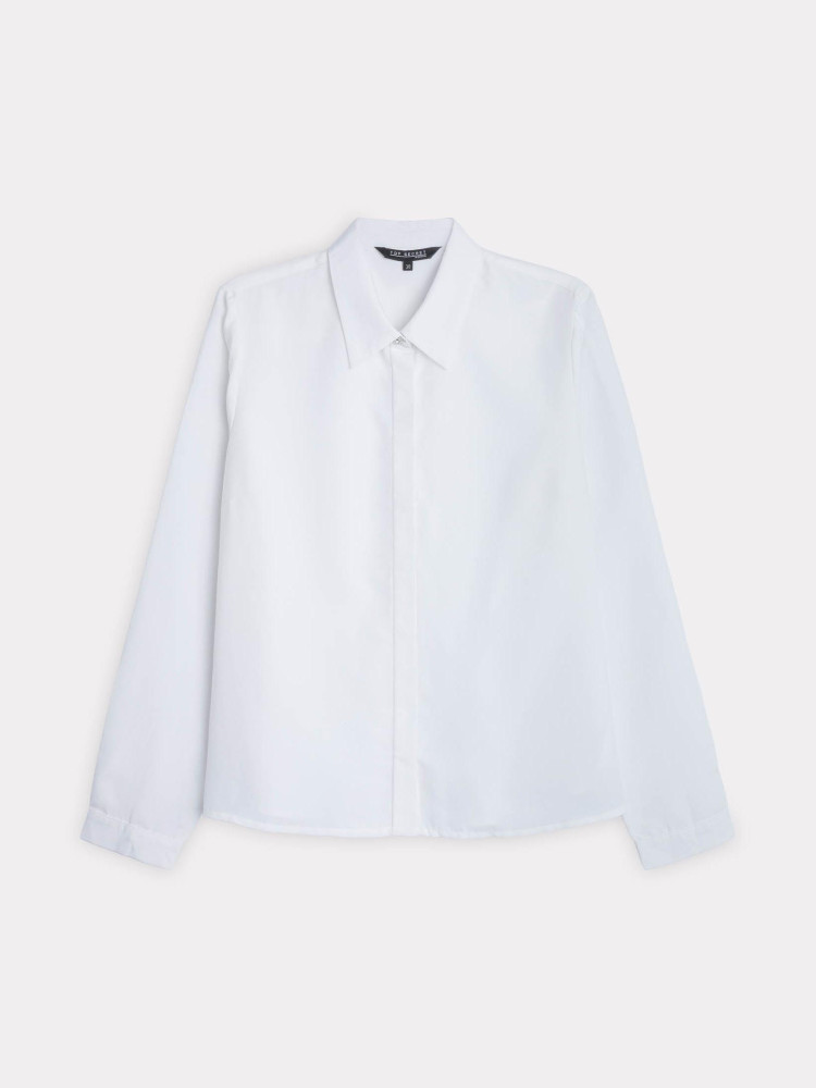 Klasyczna biała koszula z błyszczącymi guzikami