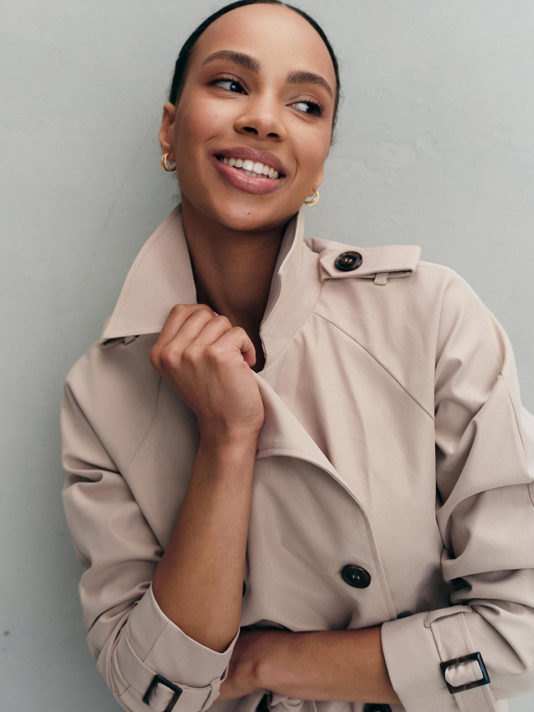 Klasyczny beżowy trencz 