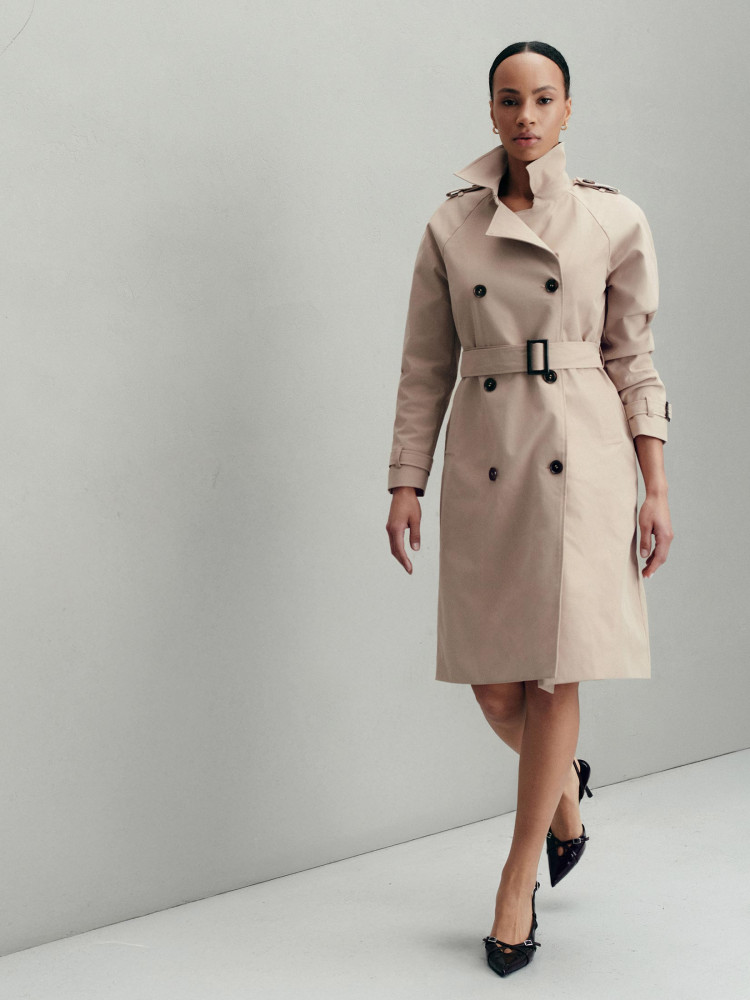 Klasyczny beżowy trencz 