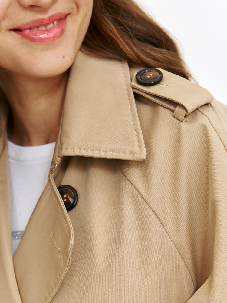 Klasyczny trencz damski średniej długości