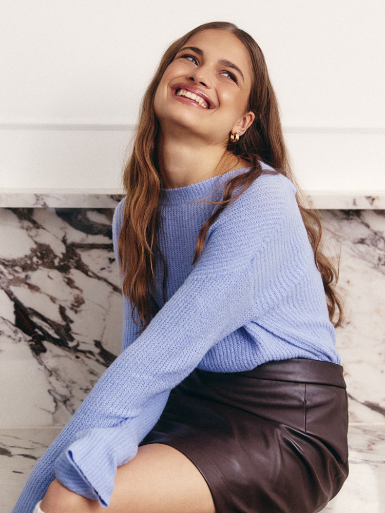 Komfortowy błękitny sweter 