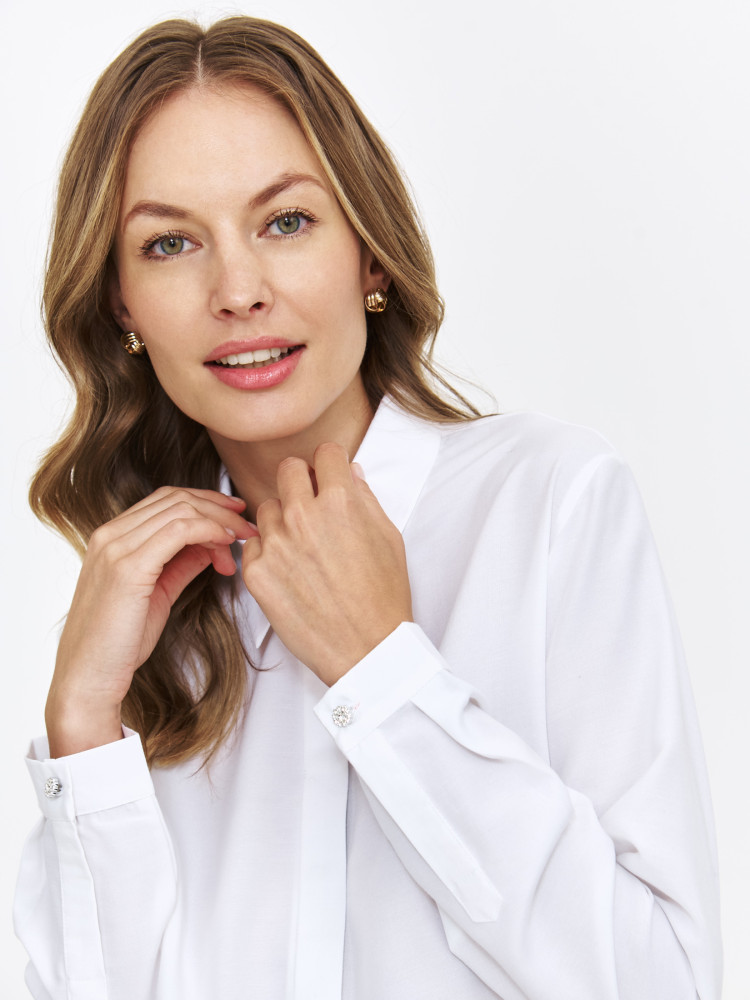 Klasyczna biała koszula z błyszczącymi guzikami