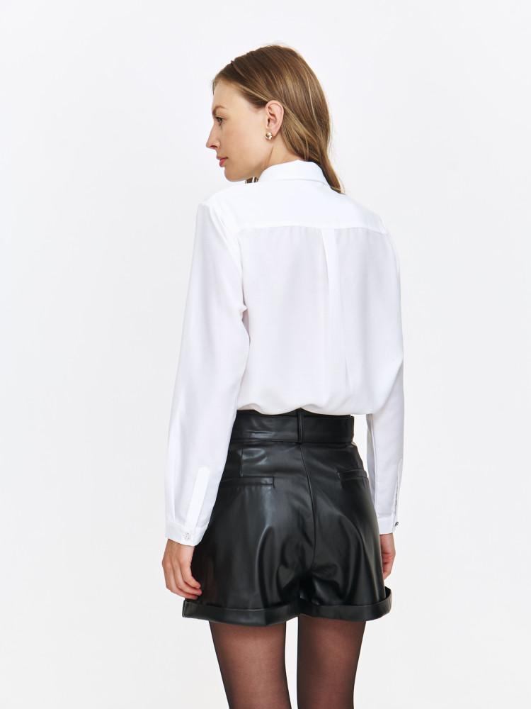 Klasyczna biała koszula z błyszczącymi guzikami