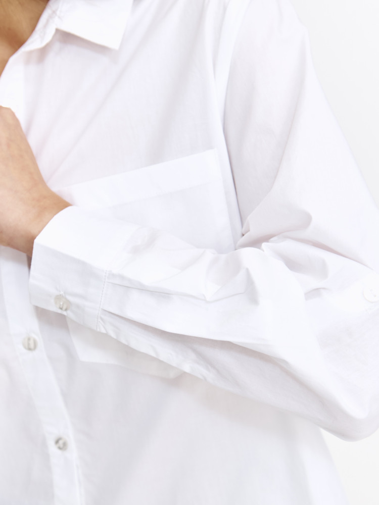 Klasyczna biała koszula z kieszeniami na przodzie 