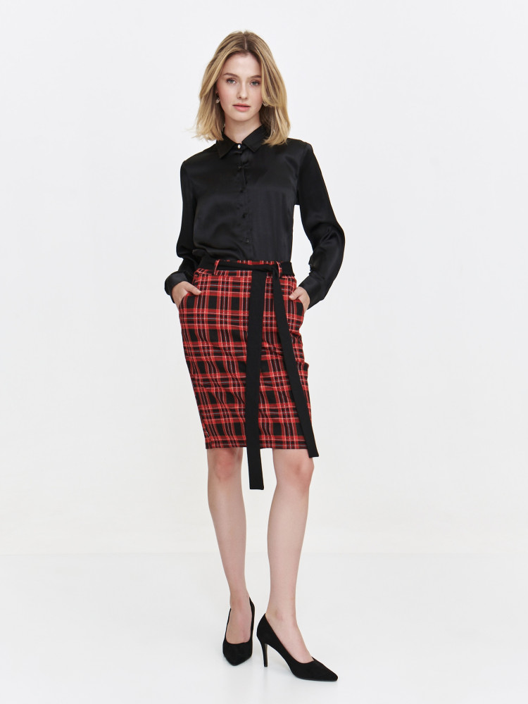 Czarna koszula z ozdobnymi guzikami 