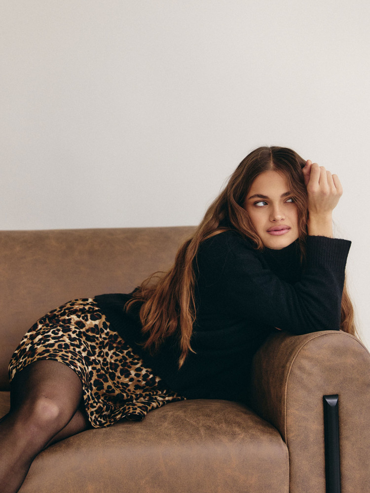 Krótka sukienka w zwierzęcy print 