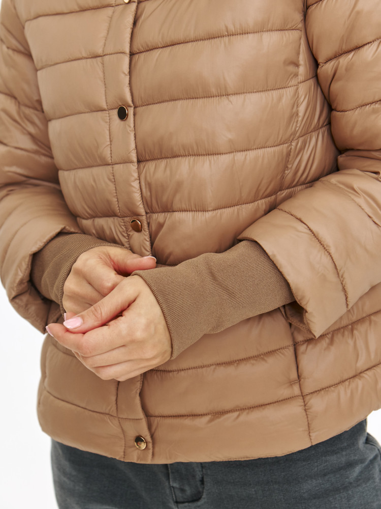 Lekka beżowa kurtka z pikowaniem