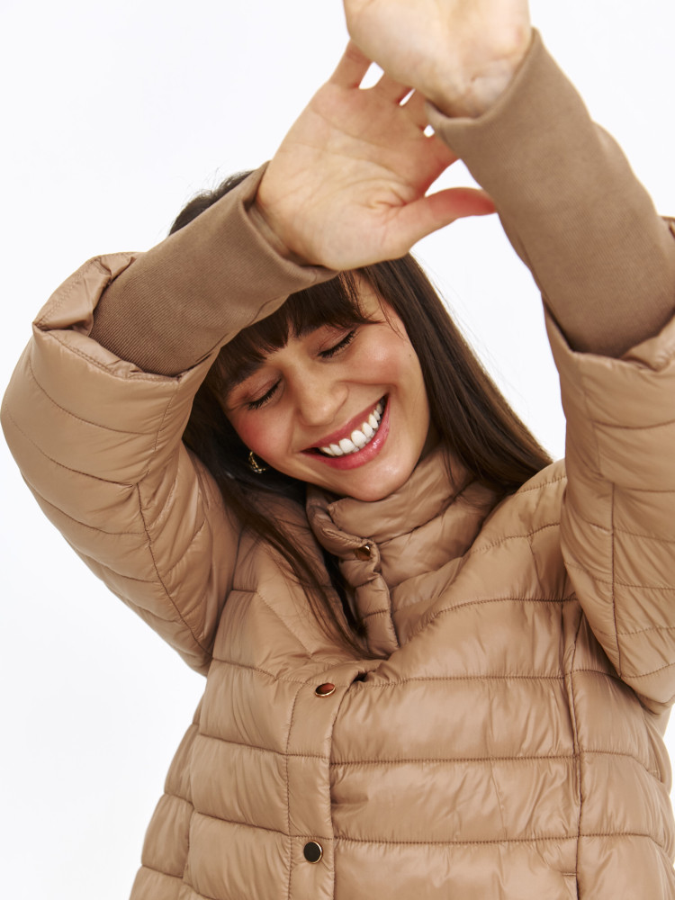 Lekka beżowa kurtka z pikowaniem