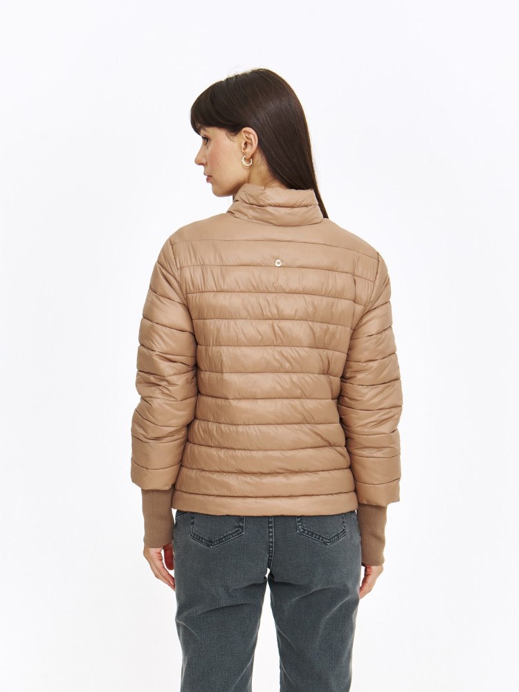 Lekka beżowa kurtka z pikowaniem