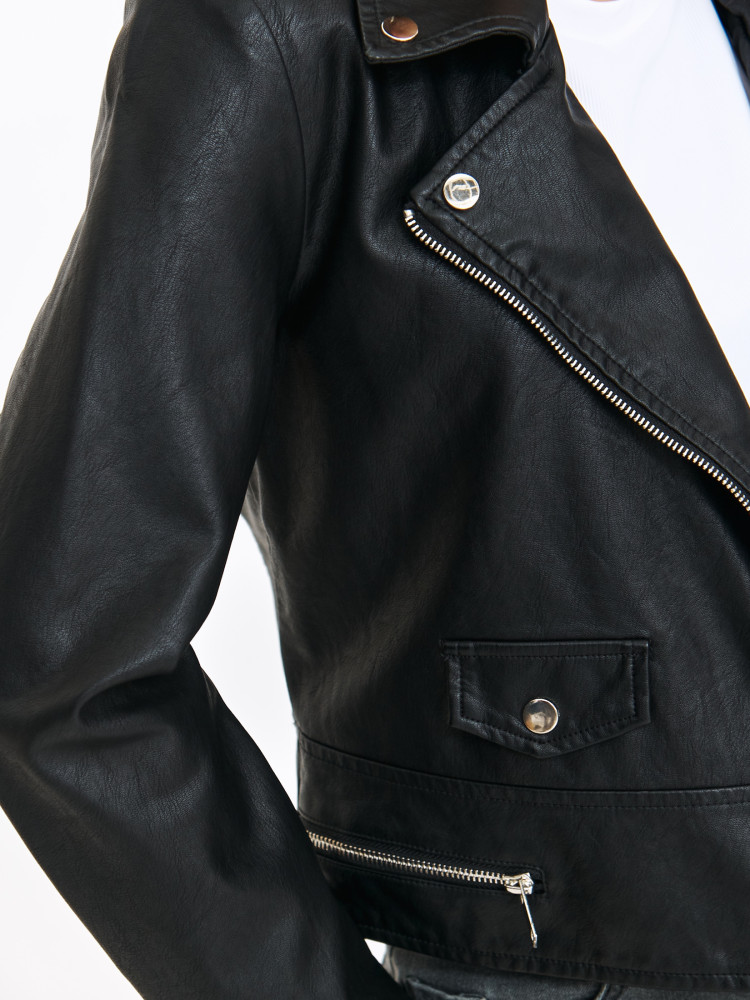 Czarna kurtka w stylu motocyklowym