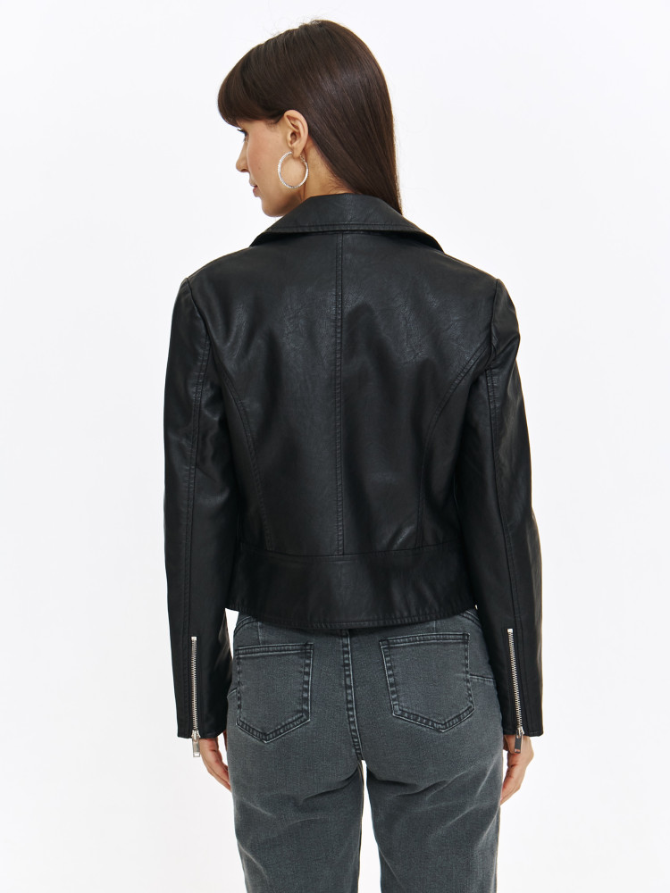 Czarna kurtka w stylu motocyklowym