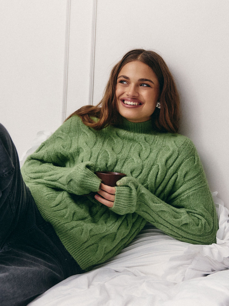 Oliwkowy sweter z warkoczowym splotem 