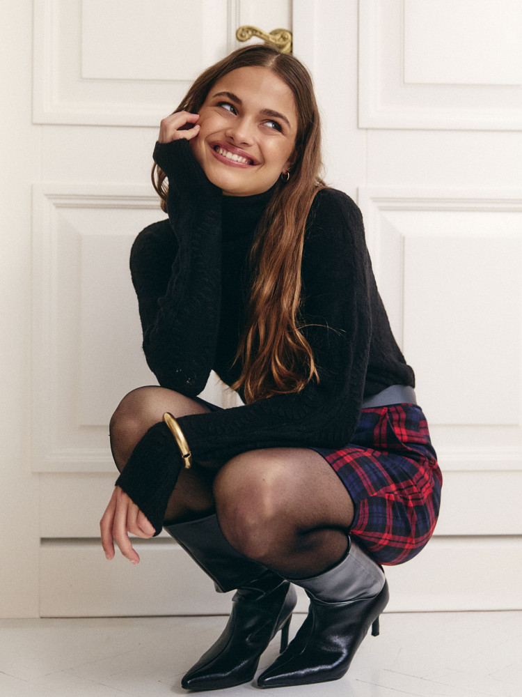 Ołówkowa spódnica w kratę z paskiem 