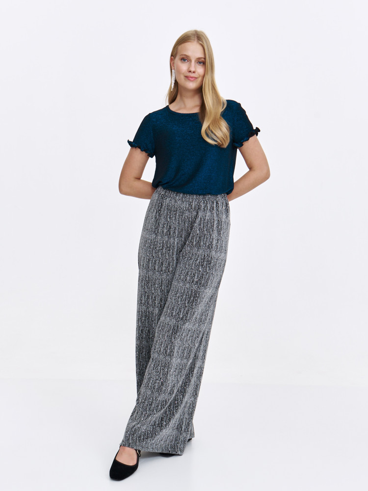 Elegancka bluzka z krótkim rękawkiem wykończonym falbanką