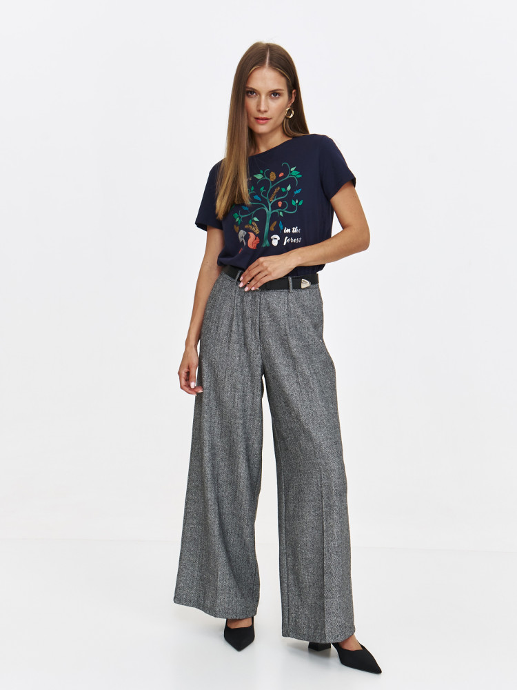 Granatowy t-shirt z kolorowym nadrukiem