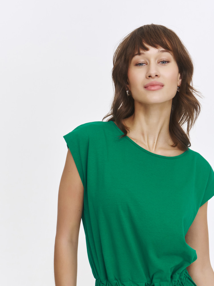 Zielona sukienka ze ściągaczem w talii  Zielona sukienka ze ściągaczem w talii