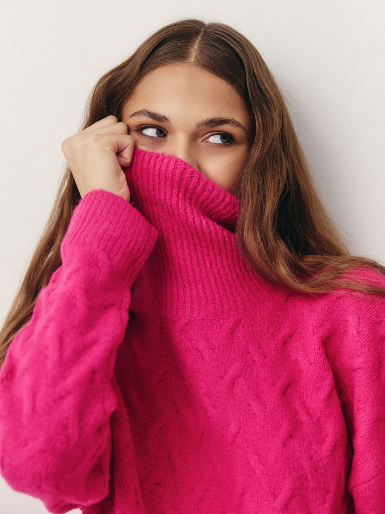 Różowy sweter z golfem 