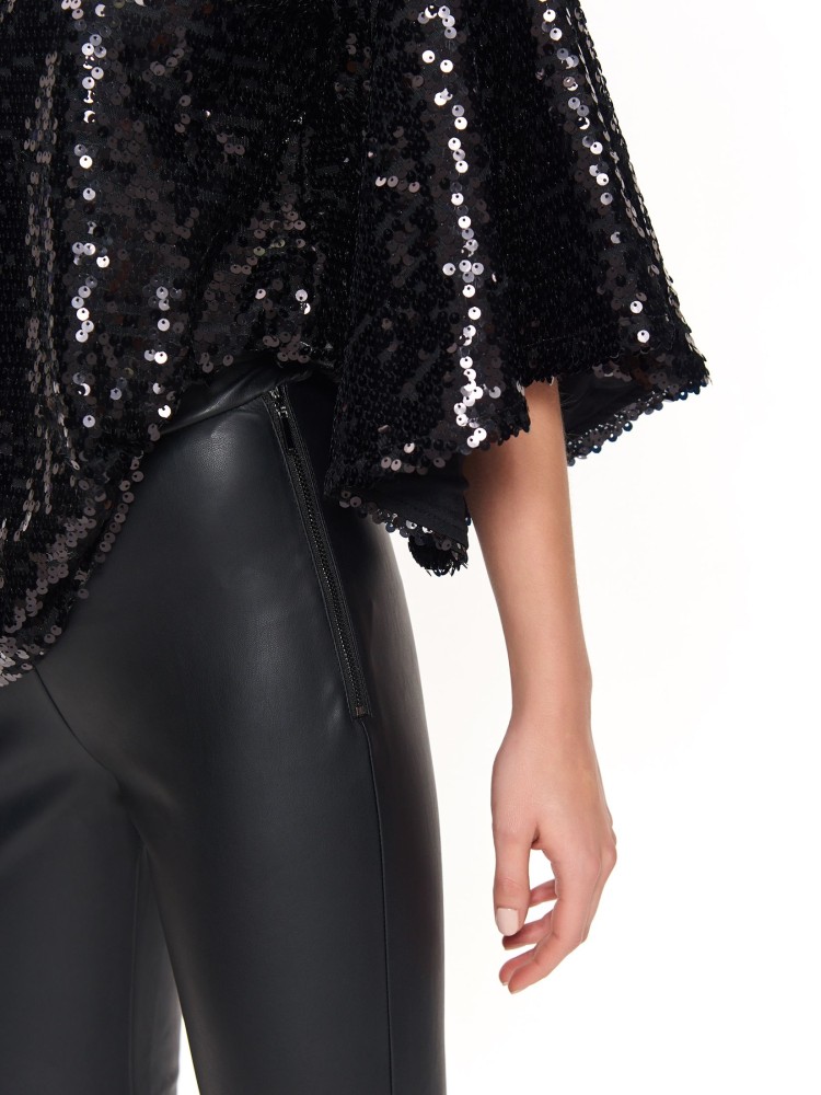 Cekinowa bluzka z rozkloszowanymi rękawami