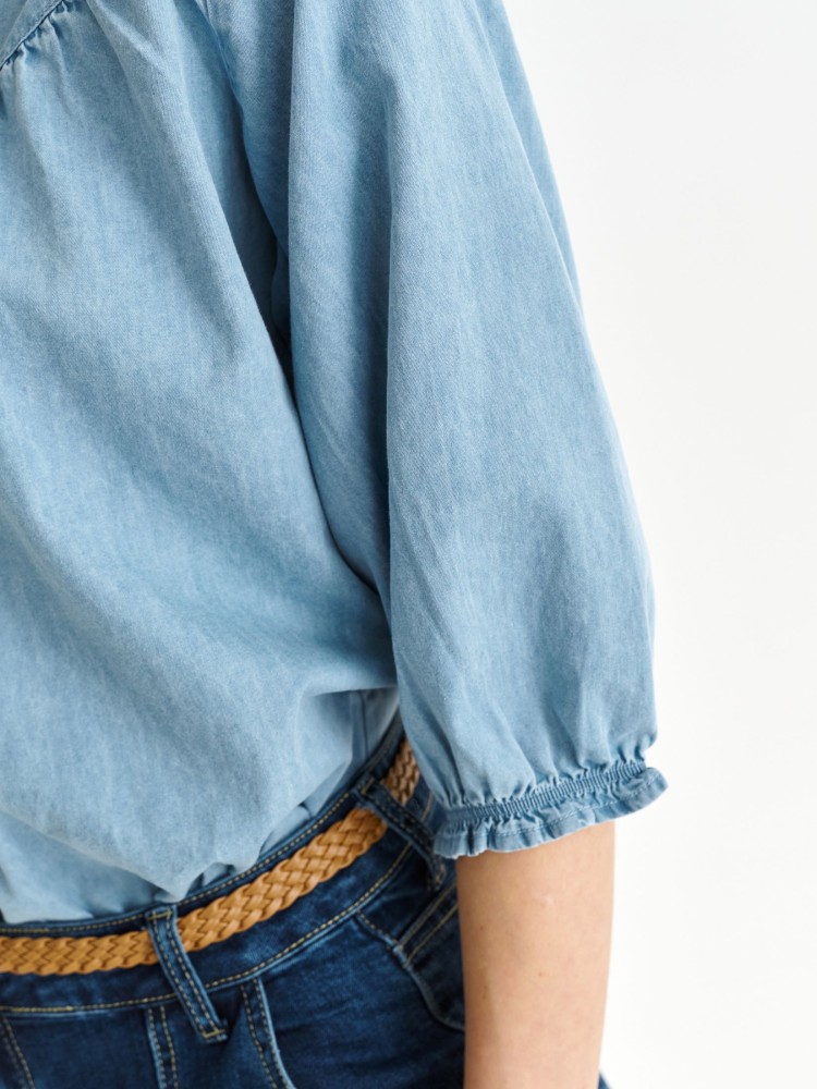 Bluzka z ozdobnymi cięciami