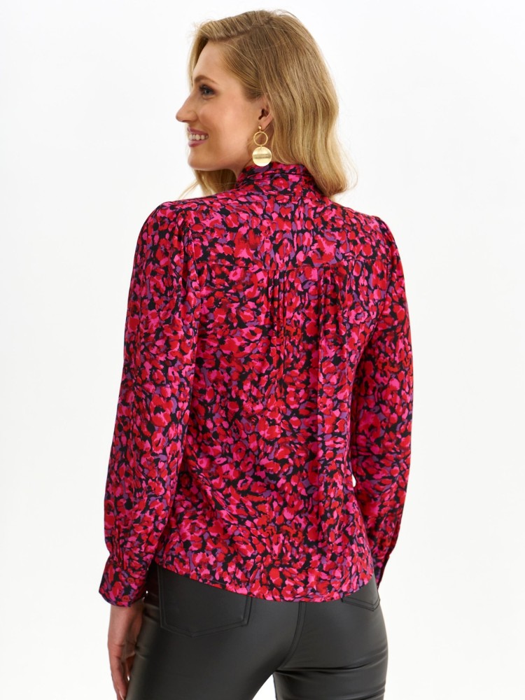 Różowa bluzka z wiązaniem pod szyją w fantazyjny nadruk