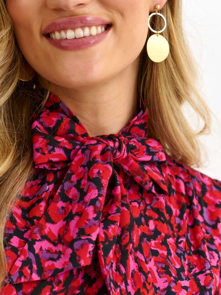 Różowa bluzka z wiązaniem pod szyją w fantazyjny nadruk