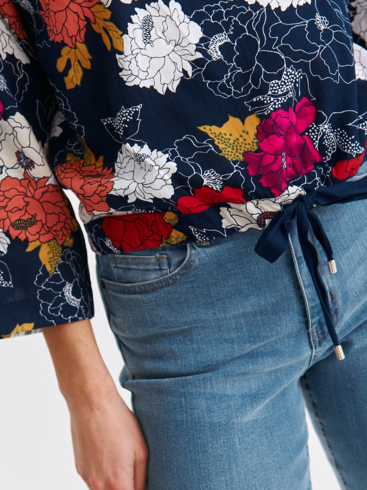 Bluzka damska w kwiaty z wiązaniem na dole Bluzka damska w kwiaty z wiązaniem na dole