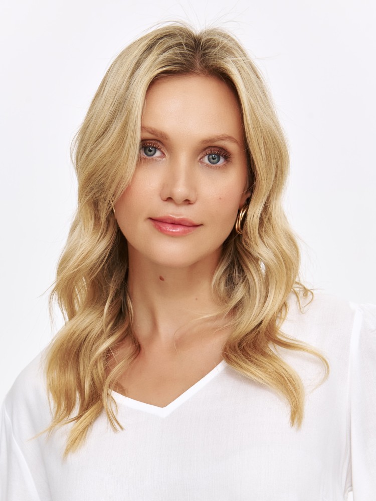 Biała bluzka z dekoltem w serek