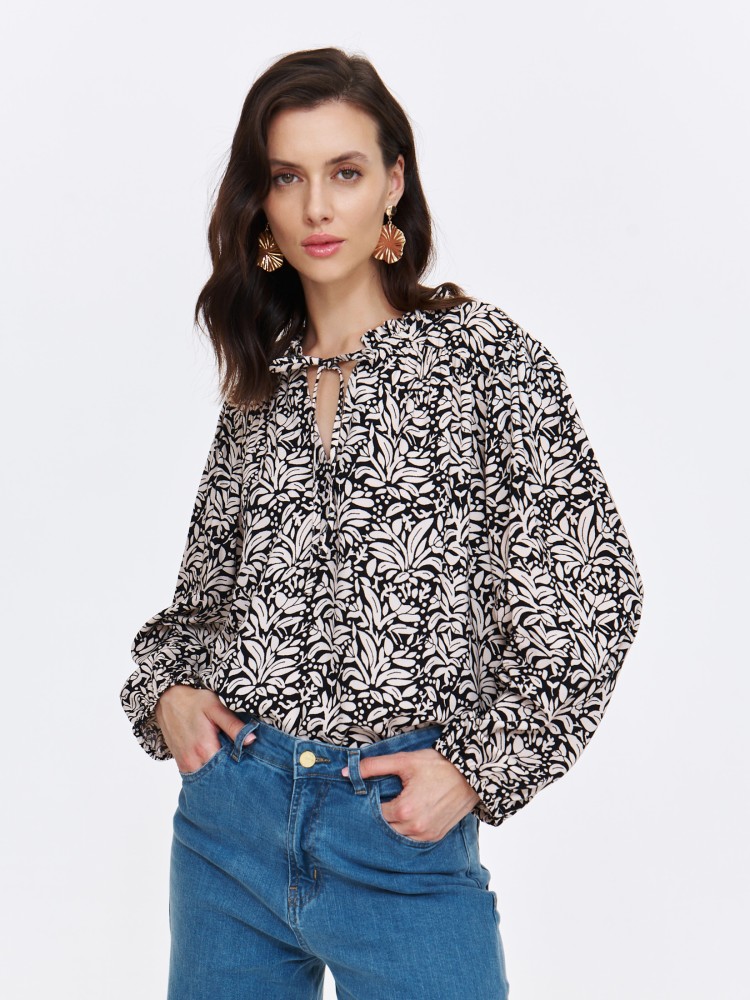 Koszulowa bluzka z wiązaniem