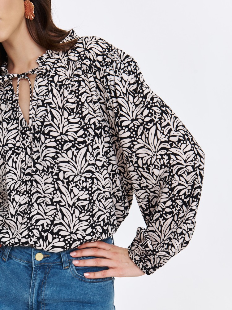 Koszulowa bluzka z wiązaniem