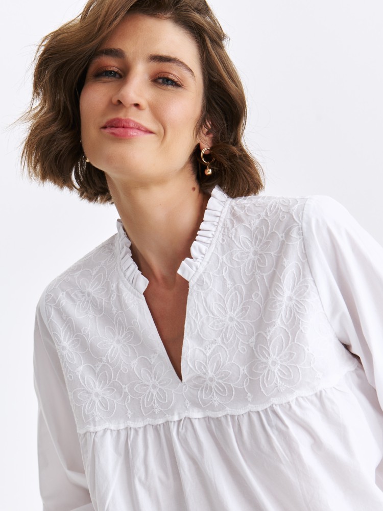 Koszulowa biała bluzka z haftem