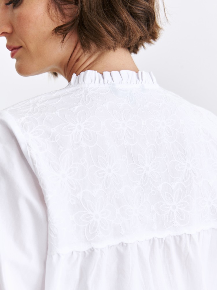 Koszulowa biała bluzka z haftem