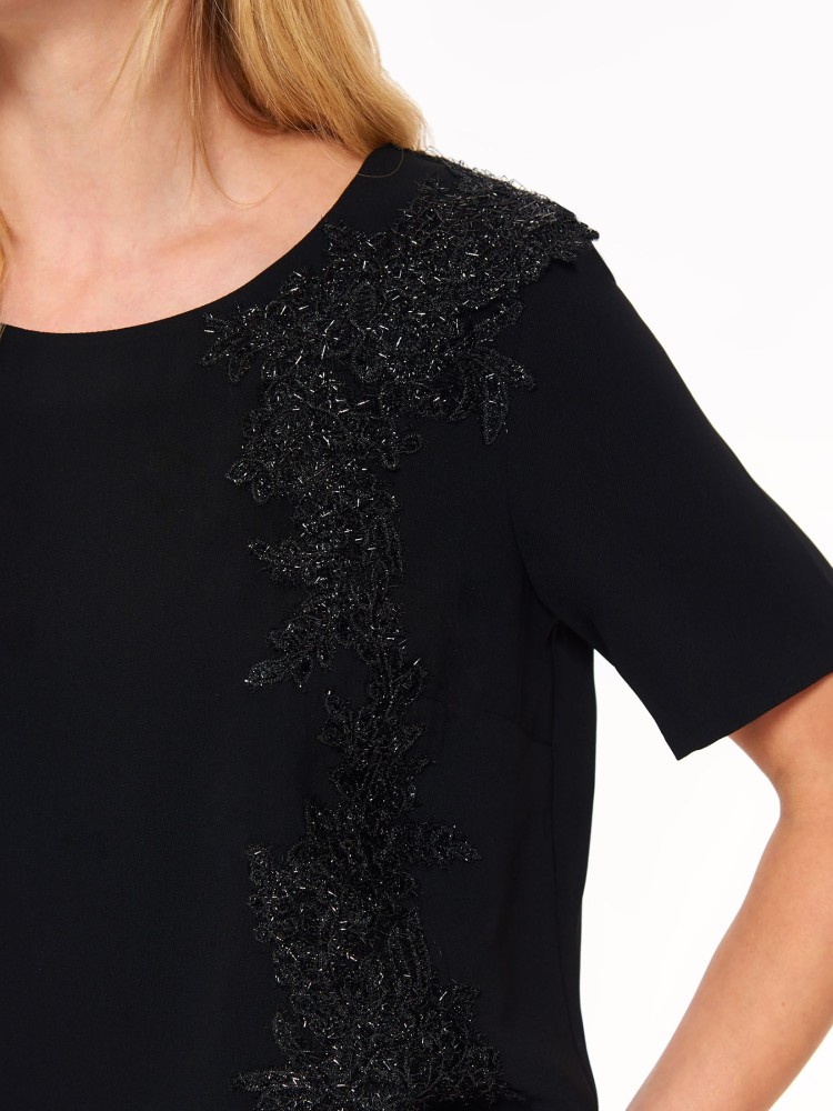 Elegancka bluzka z błyszczącą aplikacją