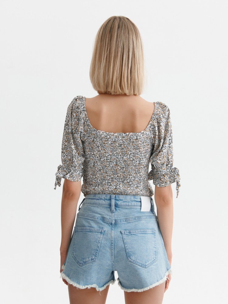 Bluzka w kwiaty z marszczeniami i wiązaniem na rękawie Bluzka w kwiaty z marszczeniami i wiązaniem na rękawie