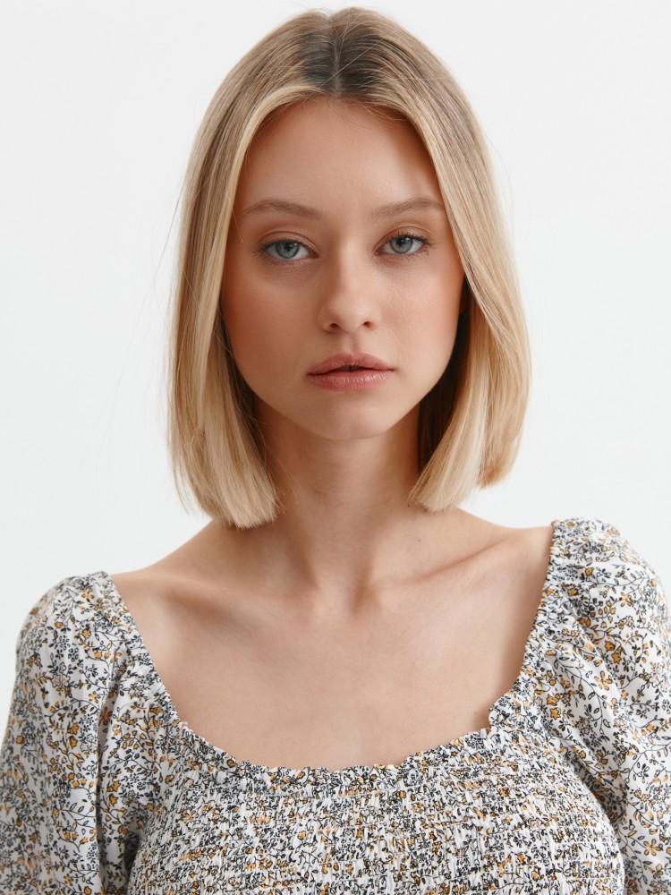 Bluzka w kwiaty z marszczeniami i wiązaniem na rękawie Bluzka w kwiaty z marszczeniami i wiązaniem na rękawie