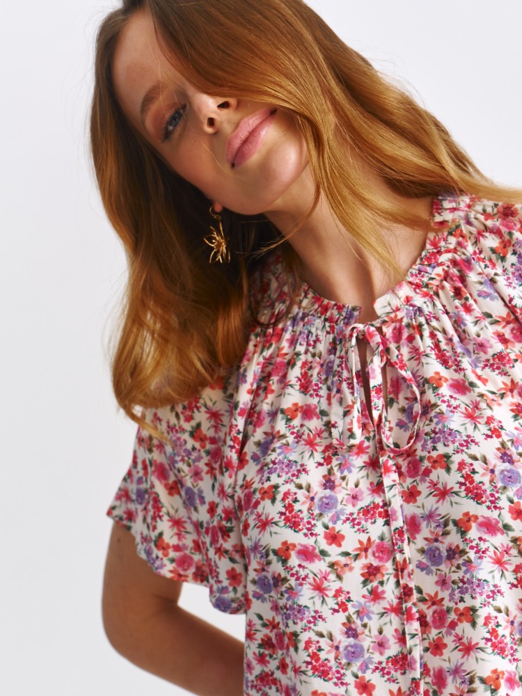 Bluzka w kolorowe kwiaty 